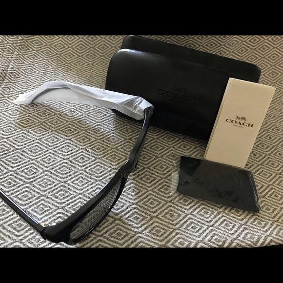 COACH New Unisex Black/Back Matte Sunglasses. - Picture 3 of 8